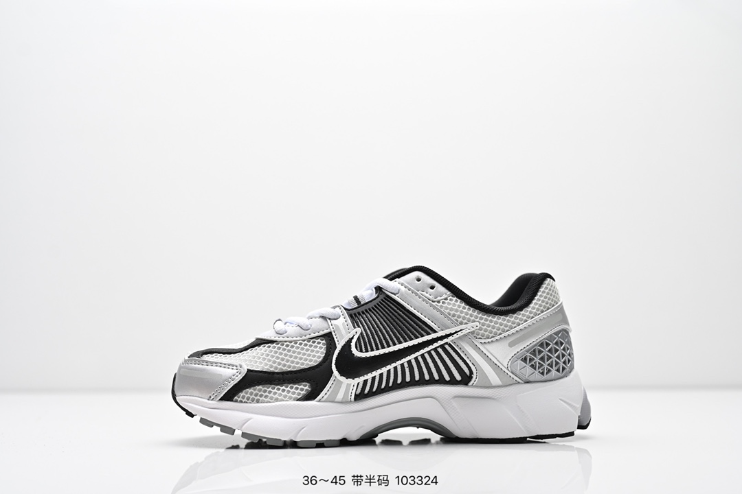 集合图💰160
公司级✅耐克Nike Zoom Vomero 5
马拉松复古跑五代休闲运动慢跑鞋
采用环保纤维革饰片组合网眼布鞋面材质 升级正确后跟TPU加固 耐弯折热塑框架支撑鞋身 中底搭载EVA轻量缓震
货号:FD9919-001
码数:36 36.5 37.5 38 38.5 39 40 40.5 41 42 42.5 43 44 45
编号：103324
