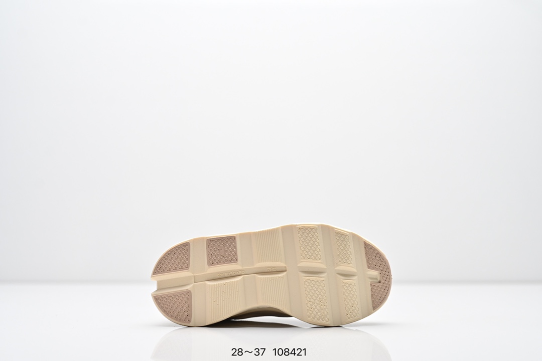 图片[6]-童鞋 On昂跑 全新综合体能训练运动鞋Cloud X 舒适乐趣跑，缓震、轻量 On昂跑 Cloudsurfer上演中底“变形计” ，打破传统格局缔造柔软脚感。 On昂跑对于值友来说已经是个相对熟悉的品牌了，旗下的经典款Cloud X兼具稳健敏捷、功能多面，轻量脚感和灵活反馈等优点，是健身爱好者最喜欢的鞋履产品之一。2022年首发的超厚底怪兽跑鞋Cloudmonster，加载最大的Cloudtec模块，柔软的缓震和强力的回弹体验，也让他一战成名，进入大体重运动爱好者和与大众跑者的入门跑鞋心选名单。 尺码：28～37-选品中心