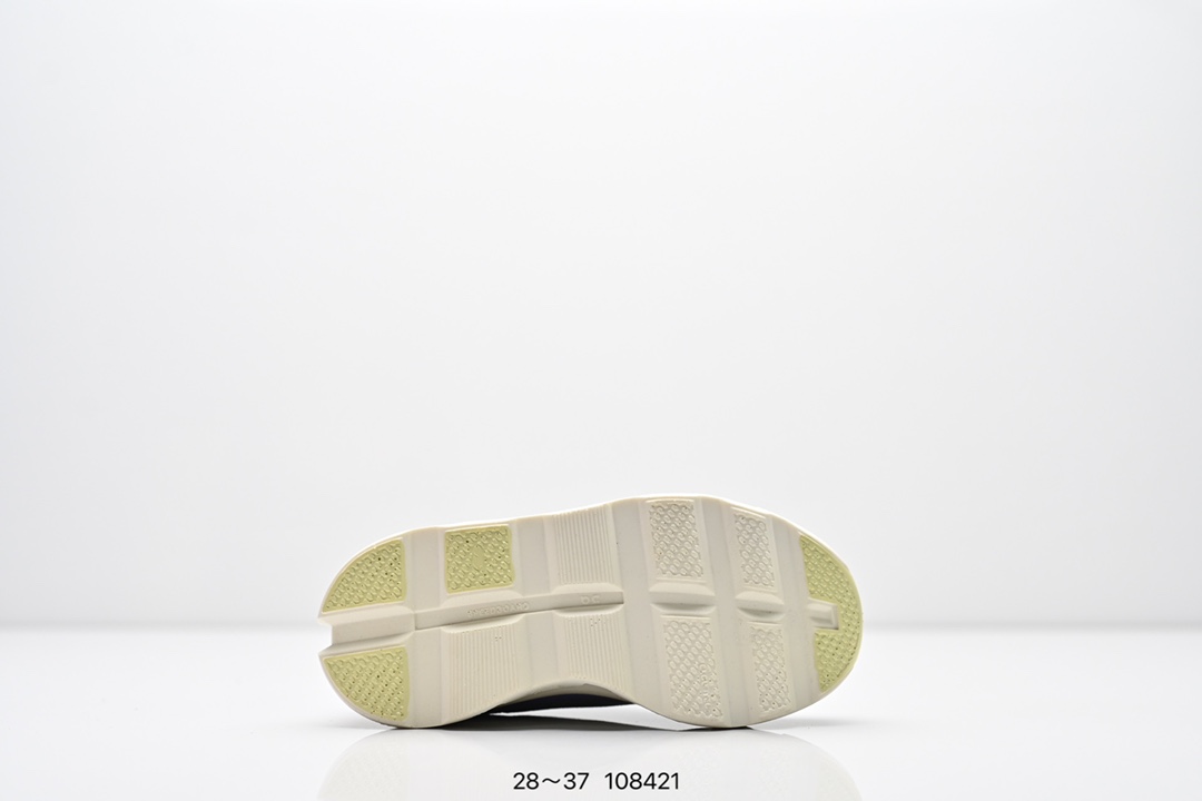 图片[6]-童鞋 On昂跑 全新综合体能训练运动鞋Cloud X 舒适乐趣跑，缓震、轻量 On昂跑 Cloudsurfer上演中底“变形计” ，打破传统格局缔造柔软脚感。 On昂跑对于值友来说已经是个相对熟悉的品牌了，旗下的经典款Cloud X兼具稳健敏捷、功能多面，轻量脚感和灵活反馈等优点，是健身爱好者最喜欢的鞋履产品之一。2022年首发的超厚底怪兽跑鞋Cloudmonster，加载最大的Cloudtec模块，柔软的缓震和强力的回弹体验，也让他一战成名，进入大体重运动爱好者和与大众跑者的入门跑鞋心选名单。 尺码：28～37-选品中心