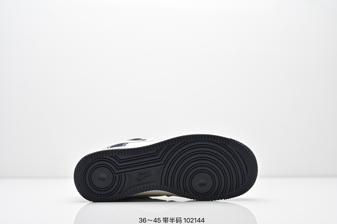 💰260
公司级✅Air Force 1 ‘07 LV8 空军一号 采用了整体外观的工具灰色 外观使用纹理显示 冷色调填满整个鞋子结构 除了白色logo 鞋跟和鞋底 灰黑也填充了鞋子的其余部分 货号:SU2305-008
Size：36 36.5 37.5 38 38.5 39 40 40.5 41 42 42.5 43 44 45
ID:ZED482-RJD
编码：102144
