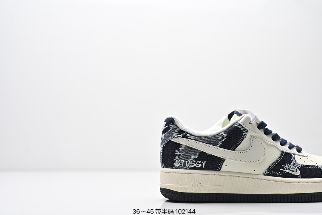 💰260
公司级✅Air Force 1 ‘07 LV8 空军一号 采用了整体外观的工具灰色 外观使用纹理显示 冷色调填满整个鞋子结构 除了白色logo 鞋跟和鞋底 灰黑也填充了鞋子的其余部分 货号:SU2305-008
Size：36 36.5 37.5 38 38.5 39 40 40.5 41 42 42.5 43 44 45
ID:ZED482-RJD
编码：102144
