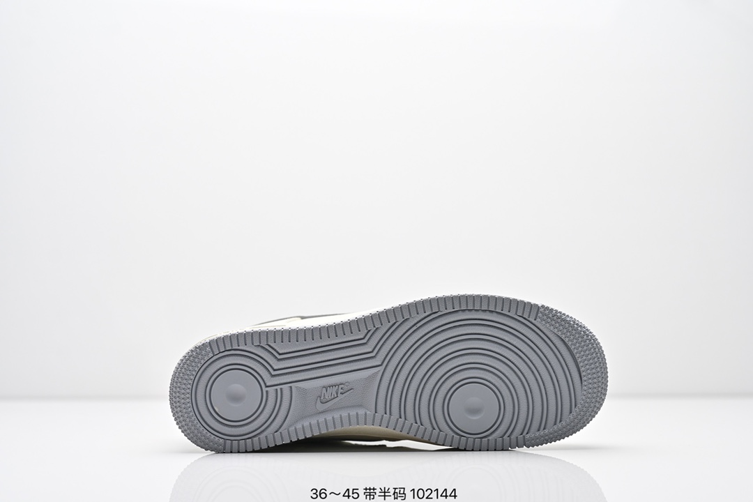 💰260
公司级✅Air Force 1 ‘07 LV8 空军一号 采用了整体外观的工具灰色 外观使用纹理显示 冷色调填满整个鞋子结构 除了白色logo 鞋跟和鞋底 灰黑也填充了鞋子的其余部分 货号:SU2305-008
Size：36 36.5 37.5 38 38.5 39 40 40.5 41 42 42.5 43 44 45
ID:ZED482-RJD
编码：102144