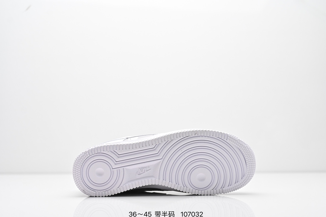 💰200
耐克Nike Air Force 1 Low  空军一号低帮百搭休闲运动板鞋。柔软、弹性十足的缓震性能和出色的中底设计，横跨复古与现代的外型结合，造就出风靡全球三十多年的Force 1。
货号：CW2288 111
尺码:36～45带半码
编号：107032