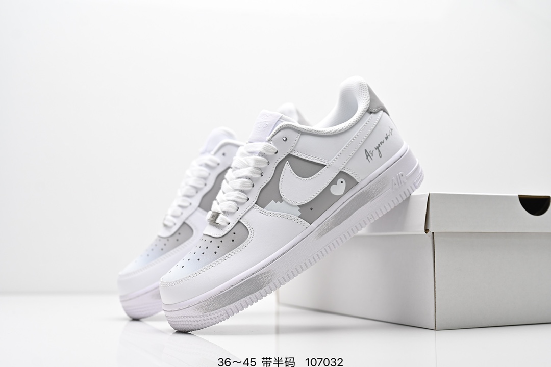 💰200
耐克Nike Air Force 1 Low  空军一号低帮百搭休闲运动板鞋。柔软、弹性十足的缓震性能和出色的中底设计，横跨复古与现代的外型结合，造就出风靡全球三十多年的Force 1。
货号：CW2288 111
尺码:36～45带半码
编号：107032