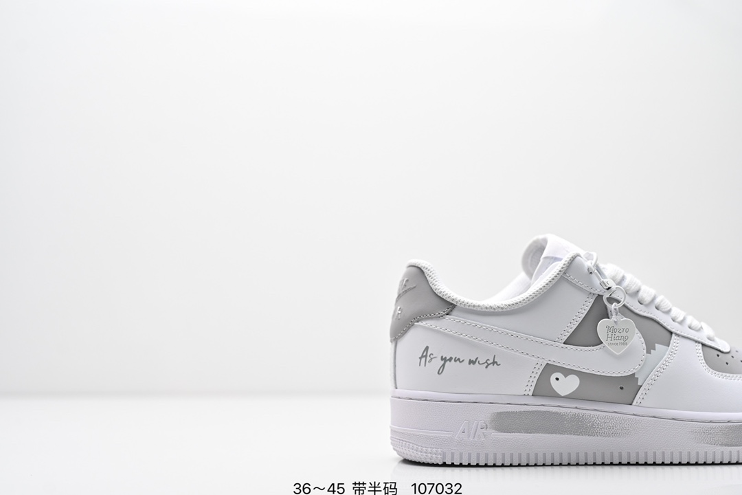 💰200
耐克Nike Air Force 1 Low  空军一号低帮百搭休闲运动板鞋。柔软、弹性十足的缓震性能和出色的中底设计，横跨复古与现代的外型结合，造就出风靡全球三十多年的Force 1。
货号：CW2288 111
尺码:36～45带半码
编号：107032