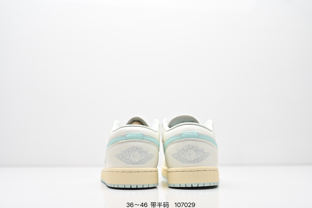💰185
Air Jordan 1 Low 白绿
AJ1乔1低帮休闲板鞋 同步官方配色 
市场唯一独家头层皮打造 原鞋原档案开发 
原厂皮料 原档冲孔鞋头 正确满胶鞋垫 四线拉帮 原厂织唛标 鞋舌高弹海绵填充。
官方货号：DC0774 134
尺码：36-46带半码
编码：107029
