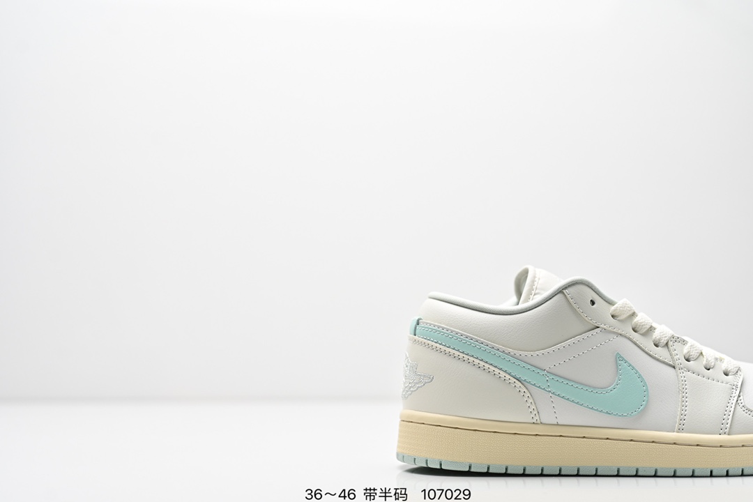💰185
Air Jordan 1 Low 白绿
AJ1乔1低帮休闲板鞋 同步官方配色 
市场唯一独家头层皮打造 原鞋原档案开发 
原厂皮料 原档冲孔鞋头 正确满胶鞋垫 四线拉帮 原厂织唛标 鞋舌高弹海绵填充。
官方货号：DC0774 134
尺码：36-46带半码
编码：107029