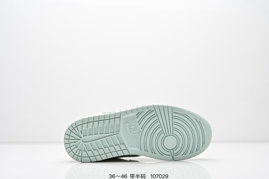 💰185
Air Jordan 1 Low 白绿
AJ1乔1低帮休闲板鞋 同步官方配色 
市场唯一独家头层皮打造 原鞋原档案开发 
原厂皮料 原档冲孔鞋头 正确满胶鞋垫 四线拉帮 原厂织唛标 鞋舌高弹海绵填充。
官方货号：DC0774 134
尺码：36-46带半码
编码：107029