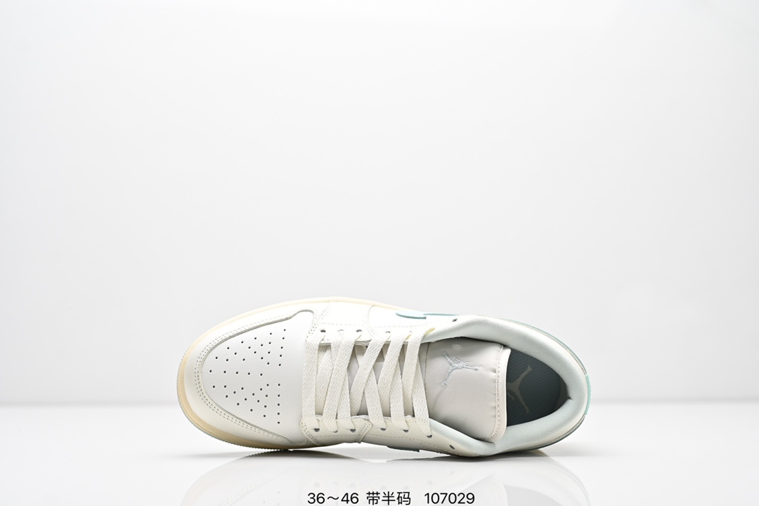 💰185
Air Jordan 1 Low 白绿
AJ1乔1低帮休闲板鞋 同步官方配色 
市场唯一独家头层皮打造 原鞋原档案开发 
原厂皮料 原档冲孔鞋头 正确满胶鞋垫 四线拉帮 原厂织唛标 鞋舌高弹海绵填充。
官方货号：DC0774 134
尺码：36-46带半码
编码：107029