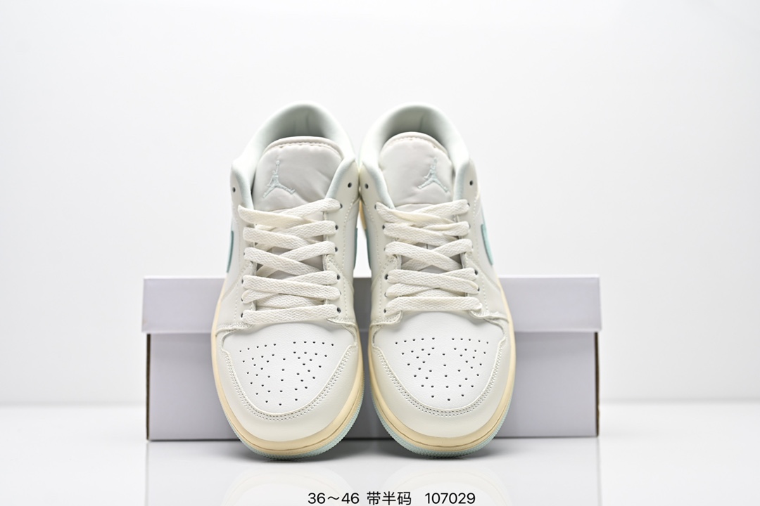 💰185
Air Jordan 1 Low 白绿
AJ1乔1低帮休闲板鞋 同步官方配色 
市场唯一独家头层皮打造 原鞋原档案开发 
原厂皮料 原档冲孔鞋头 正确满胶鞋垫 四线拉帮 原厂织唛标 鞋舌高弹海绵填充。
官方货号：DC0774 134
尺码：36-46带半码
编码：107029