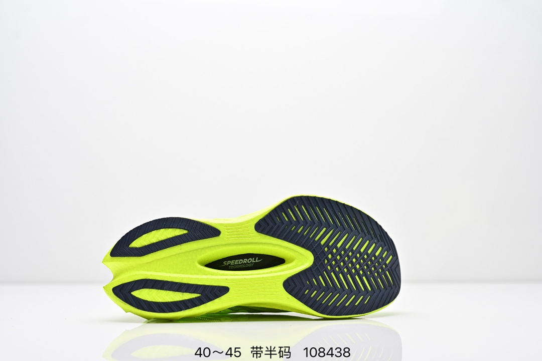 💰230公司级 真爆
Saucony Endorphin Pro 4 索康尼 啡鹏4代 低帮 白银色 旗靓运动系带减震耐磨透气低邦马拉松跑步鞋 工学网眼设计鞋面科技采用精密工程化的网眼材料,这种材料经过特别设计以提供最大的透气性和目标化的支撑。通过调整网眼的密度和弹性,鞋面能够在关键区域提供增强的保护和稳定性,同时在需要更多透气性的区域提供更大的开放性。中底部分使用最新的PWRRUN材质,搭配Etpu的鞋垫使中底的大幅加厚,10mm坡差进一步 提供缓震、回弹性能;内底则采用了FORMFIT动态适应系统,动态契合脚型,提升包裏性和舒适性,提供更卓越的动态回馈体验XT-900橡胶大底,可提供良好的抓地力和较强抗磨性能。
货号:S20939-401Size:40~45带半码
编码:108438