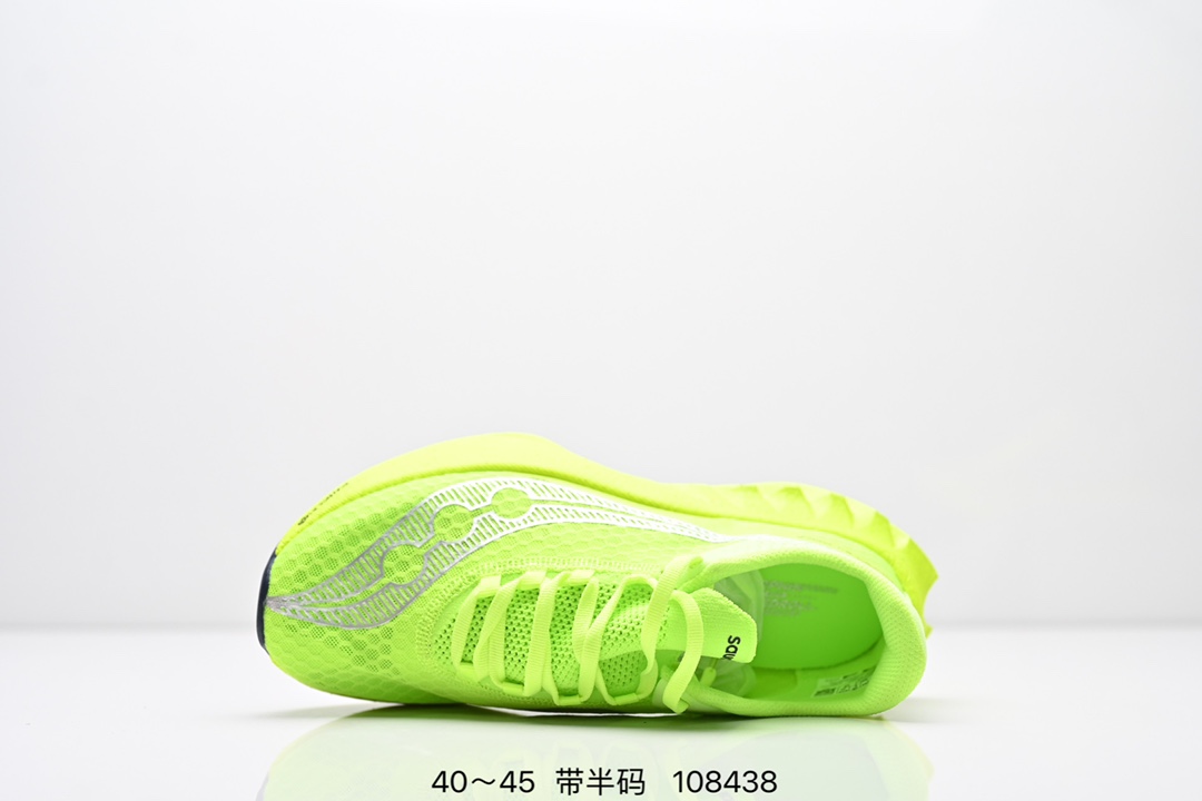 💰230公司级 真爆
Saucony Endorphin Pro 4 索康尼 啡鹏4代 低帮 白银色 旗靓运动系带减震耐磨透气低邦马拉松跑步鞋 工学网眼设计鞋面科技采用精密工程化的网眼材料,这种材料经过特别设计以提供最大的透气性和目标化的支撑。通过调整网眼的密度和弹性,鞋面能够在关键区域提供增强的保护和稳定性,同时在需要更多透气性的区域提供更大的开放性。中底部分使用最新的PWRRUN材质,搭配Etpu的鞋垫使中底的大幅加厚,10mm坡差进一步 提供缓震、回弹性能;内底则采用了FORMFIT动态适应系统,动态契合脚型,提升包裏性和舒适性,提供更卓越的动态回馈体验XT-900橡胶大底,可提供良好的抓地力和较强抗磨性能。
货号:S20939-401Size:40~45带半码
编码:108438