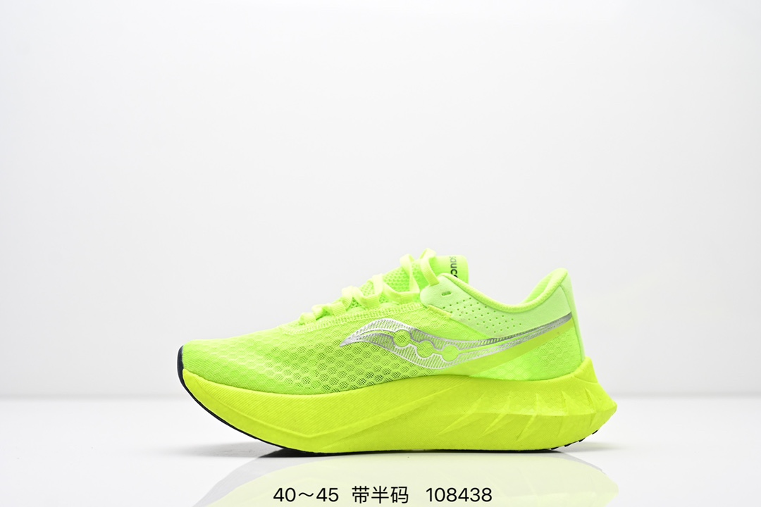 💰230公司级 真爆
Saucony Endorphin Pro 4 索康尼 啡鹏4代 低帮 白银色 旗靓运动系带减震耐磨透气低邦马拉松跑步鞋 工学网眼设计鞋面科技采用精密工程化的网眼材料,这种材料经过特别设计以提供最大的透气性和目标化的支撑。通过调整网眼的密度和弹性,鞋面能够在关键区域提供增强的保护和稳定性,同时在需要更多透气性的区域提供更大的开放性。中底部分使用最新的PWRRUN材质,搭配Etpu的鞋垫使中底的大幅加厚,10mm坡差进一步 提供缓震、回弹性能;内底则采用了FORMFIT动态适应系统,动态契合脚型,提升包裏性和舒适性,提供更卓越的动态回馈体验XT-900橡胶大底,可提供良好的抓地力和较强抗磨性能。
货号:S20939-401Size:40~45带半码
编码:108438