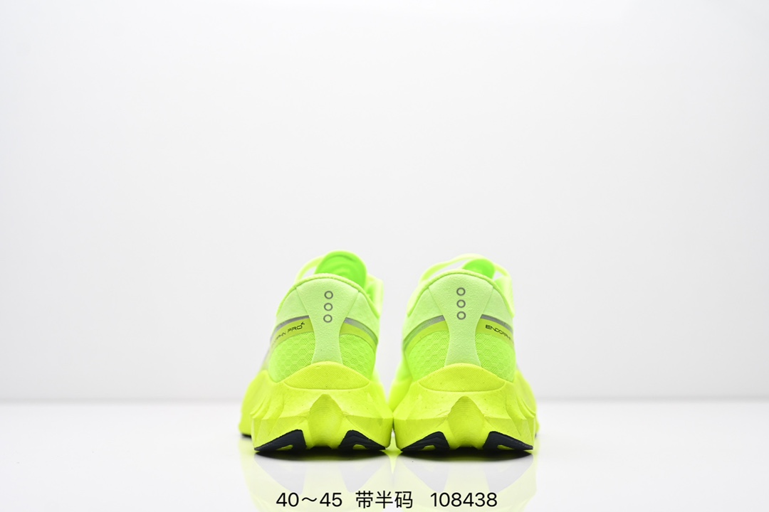 💰230公司级 真爆
Saucony Endorphin Pro 4 索康尼 啡鹏4代 低帮 白银色 旗靓运动系带减震耐磨透气低邦马拉松跑步鞋 工学网眼设计鞋面科技采用精密工程化的网眼材料,这种材料经过特别设计以提供最大的透气性和目标化的支撑。通过调整网眼的密度和弹性,鞋面能够在关键区域提供增强的保护和稳定性,同时在需要更多透气性的区域提供更大的开放性。中底部分使用最新的PWRRUN材质,搭配Etpu的鞋垫使中底的大幅加厚,10mm坡差进一步 提供缓震、回弹性能;内底则采用了FORMFIT动态适应系统,动态契合脚型,提升包裏性和舒适性,提供更卓越的动态回馈体验XT-900橡胶大底,可提供良好的抓地力和较强抗磨性能。
货号:S20939-401Size:40~45带半码
编码:108438