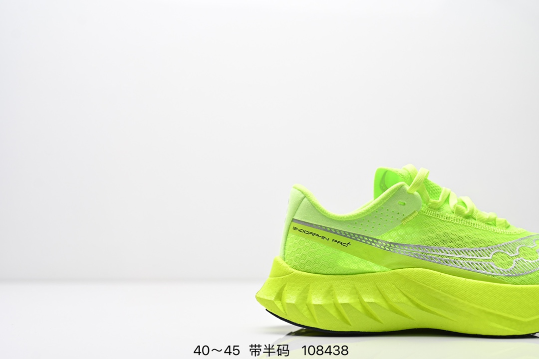💰230公司级 真爆
Saucony Endorphin Pro 4 索康尼 啡鹏4代 低帮 白银色 旗靓运动系带减震耐磨透气低邦马拉松跑步鞋 工学网眼设计鞋面科技采用精密工程化的网眼材料,这种材料经过特别设计以提供最大的透气性和目标化的支撑。通过调整网眼的密度和弹性,鞋面能够在关键区域提供增强的保护和稳定性,同时在需要更多透气性的区域提供更大的开放性。中底部分使用最新的PWRRUN材质,搭配Etpu的鞋垫使中底的大幅加厚,10mm坡差进一步 提供缓震、回弹性能;内底则采用了FORMFIT动态适应系统,动态契合脚型,提升包裏性和舒适性,提供更卓越的动态回馈体验XT-900橡胶大底,可提供良好的抓地力和较强抗磨性能。
货号:S20939-401Size:40~45带半码
编码:108438