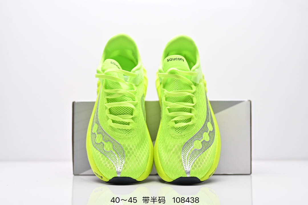 💰230公司级 真爆
Saucony Endorphin Pro 4 索康尼 啡鹏4代 低帮 白银色 旗靓运动系带减震耐磨透气低邦马拉松跑步鞋 工学网眼设计鞋面科技采用精密工程化的网眼材料,这种材料经过特别设计以提供最大的透气性和目标化的支撑。通过调整网眼的密度和弹性,鞋面能够在关键区域提供增强的保护和稳定性,同时在需要更多透气性的区域提供更大的开放性。中底部分使用最新的PWRRUN材质,搭配Etpu的鞋垫使中底的大幅加厚,10mm坡差进一步 提供缓震、回弹性能;内底则采用了FORMFIT动态适应系统,动态契合脚型,提升包裏性和舒适性,提供更卓越的动态回馈体验XT-900橡胶大底,可提供良好的抓地力和较强抗磨性能。
货号:S20939-401Size:40~45带半码
编码:108438