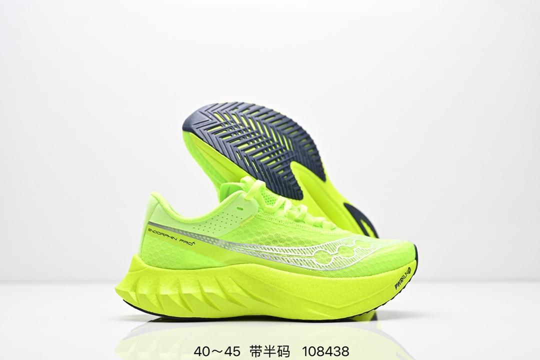 💰230公司级 真爆
Saucony Endorphin Pro 4 索康尼 啡鹏4代 低帮 白银色 旗靓运动系带减震耐磨透气低邦马拉松跑步鞋 工学网眼设计鞋面科技采用精密工程化的网眼材料,这种材料经过特别设计以提供最大的透气性和目标化的支撑。通过调整网眼的密度和弹性,鞋面能够在关键区域提供增强的保护和稳定性,同时在需要更多透气性的区域提供更大的开放性。中底部分使用最新的PWRRUN材质,搭配Etpu的鞋垫使中底的大幅加厚,10mm坡差进一步 提供缓震、回弹性能;内底则采用了FORMFIT动态适应系统,动态契合脚型,提升包裏性和舒适性,提供更卓越的动态回馈体验XT-900橡胶大底,可提供良好的抓地力和较强抗磨性能。
货号:S20939-401Size:40~45带半码
编码:108438