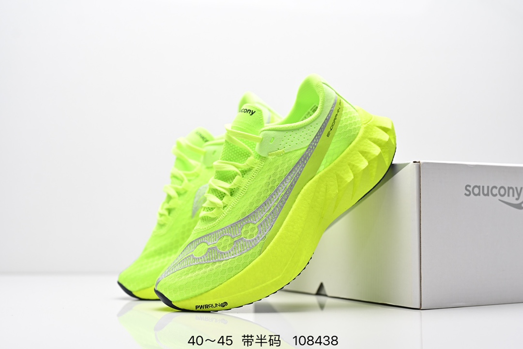 💰230公司级 真爆
Saucony Endorphin Pro 4 索康尼 啡鹏4代 低帮 白银色 旗靓运动系带减震耐磨透气低邦马拉松跑步鞋 工学网眼设计鞋面科技采用精密工程化的网眼材料,这种材料经过特别设计以提供最大的透气性和目标化的支撑。通过调整网眼的密度和弹性,鞋面能够在关键区域提供增强的保护和稳定性,同时在需要更多透气性的区域提供更大的开放性。中底部分使用最新的PWRRUN材质,搭配Etpu的鞋垫使中底的大幅加厚,10mm坡差进一步 提供缓震、回弹性能;内底则采用了FORMFIT动态适应系统,动态契合脚型,提升包裏性和舒适性,提供更卓越的动态回馈体验XT-900橡胶大底,可提供良好的抓地力和较强抗磨性能。
货号:S20939-401Size:40~45带半码
编码:108438