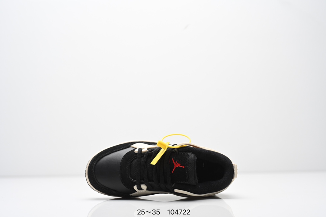 图片[4]-童鞋Air Jordan AJ4 RM 重制版低帮复古篮球鞋 实拍首发 采用了低帮的设计 并保留了众多AJ4的经典元素 鞋身以皮革 麂皮材质拼接打造 AJ4经典的TPU材质延伸至后跟 增强鞋款稳定性 而鞋身侧面的网格设计则被取消 尾部的NIKE AIR标志也得到保留 并同时带有飞人logo 中底部分同样搭载了可视AIR气垫 鞋底采用米白色中底和外底呈现 为整个设计收尾 货号： FQ7940 300CF 尺码：25～35-选品中心