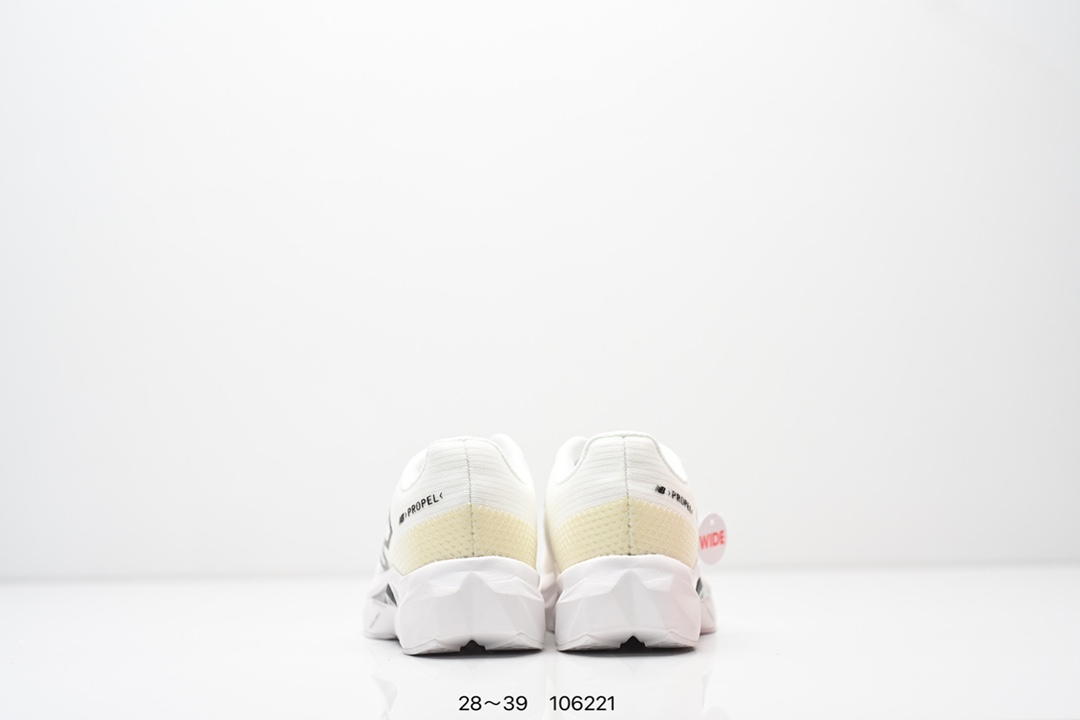 图片[7]-精品童鞋NB New Balance K3205 系列复古休闲运动慢跑鞋休闲小童鞋！原鞋打版 细节完美 采用尼龙及猪巴革麂皮物料拼接构成#中底高弹PU材质及满丁防滑橡胶外底❗上世纪 70 年代的意大利街头风格❗NB新百伦 全新 New 以更纯粹的复古风格设计打造的全新造型。侧身还以解构26设计，将 N 字标志以做旧压花样式呈现，样式别具新意。而麂皮、冲孔皮革的塑造，则呈现出高级怀旧气质，也让鞋款在奢华时装风格与运动氛围之间达到了平衡 尺码：28–39AJP TAF-选品中心