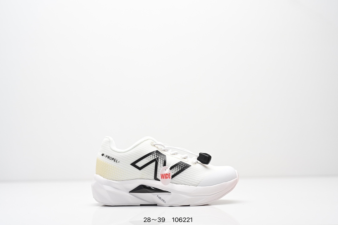 精品童鞋NB New Balance K3205 系列复古休闲运动慢跑鞋休闲小童鞋！原鞋打版 细节完美 采用尼龙及猪巴革麂皮物料拼接构成#中底高弹PU材质及满丁防滑橡胶外底❗上世纪 70 年代的意大利街头风格❗NB新百伦 全新 New 以更纯粹的复古风格设计打造的全新造型。侧身还以解构26设计，将 N 字标志以做旧压花样式呈现，样式别具新意。而麂皮、冲孔皮革的塑造，则呈现出高级怀旧气质，也让鞋款在奢华时装风格与运动氛围之间达到了平衡 尺码：28–39AJP TAF-选品中心