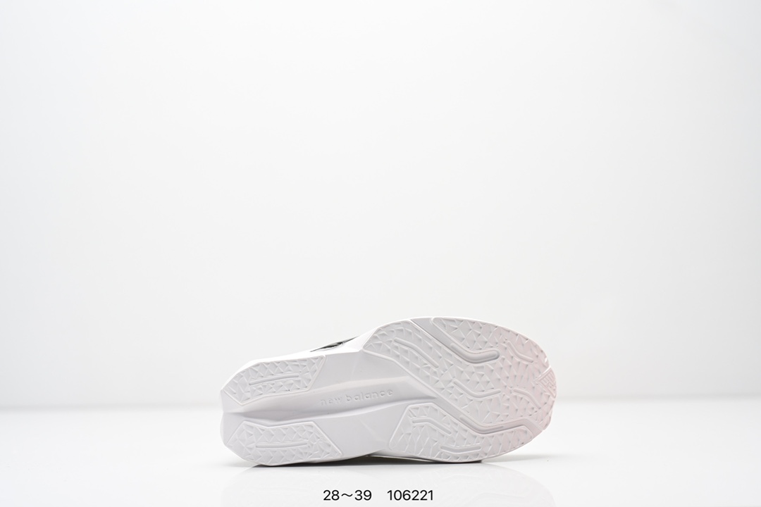 图片[6]-精品童鞋NB New Balance K3205 系列复古休闲运动慢跑鞋休闲小童鞋！原鞋打版 细节完美 采用尼龙及猪巴革麂皮物料拼接构成#中底高弹PU材质及满丁防滑橡胶外底❗上世纪 70 年代的意大利街头风格❗NB新百伦 全新 New 以更纯粹的复古风格设计打造的全新造型。侧身还以解构26设计，将 N 字标志以做旧压花样式呈现，样式别具新意。而麂皮、冲孔皮革的塑造，则呈现出高级怀旧气质，也让鞋款在奢华时装风格与运动氛围之间达到了平衡 尺码：28–39AJP TAF-选品中心