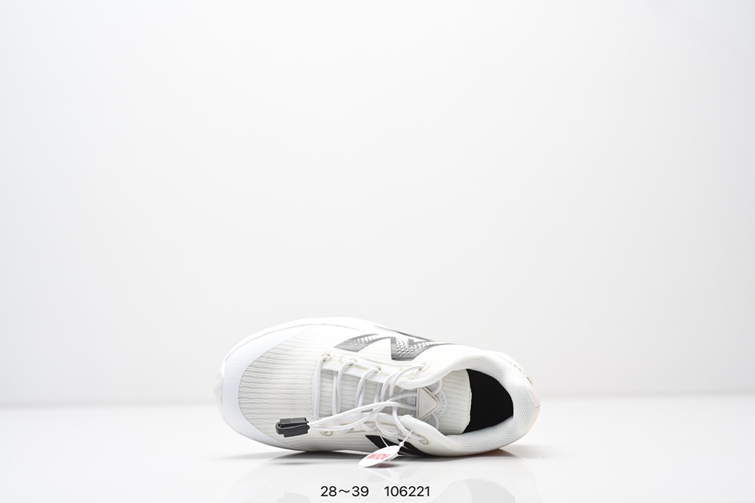 图片[4]-精品童鞋NB New Balance K3205 系列复古休闲运动慢跑鞋休闲小童鞋！原鞋打版 细节完美 采用尼龙及猪巴革麂皮物料拼接构成#中底高弹PU材质及满丁防滑橡胶外底❗上世纪 70 年代的意大利街头风格❗NB新百伦 全新 New 以更纯粹的复古风格设计打造的全新造型。侧身还以解构26设计，将 N 字标志以做旧压花样式呈现，样式别具新意。而麂皮、冲孔皮革的塑造，则呈现出高级怀旧气质，也让鞋款在奢华时装风格与运动氛围之间达到了平衡 尺码：28–39AJP TAF-选品中心