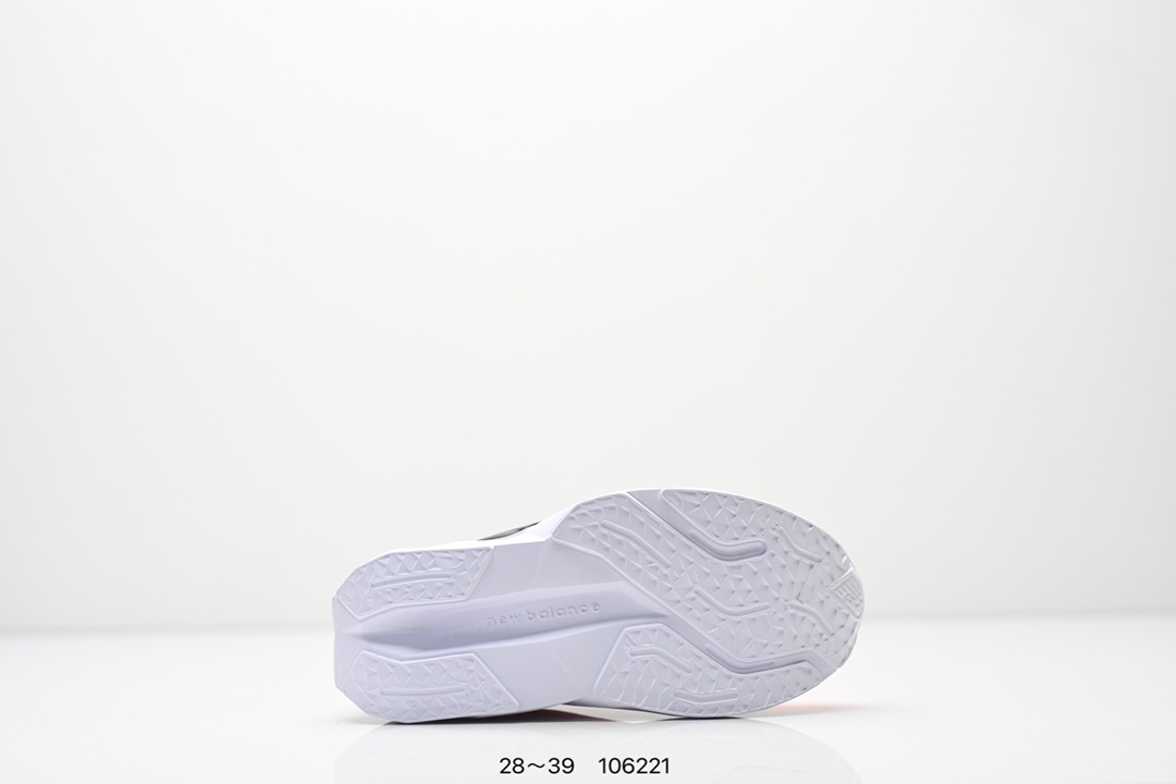 图片[6]-精品童鞋NB New Balance K3205 系列复古休闲运动慢跑鞋休闲小童鞋！原鞋打版 细节完美 采用尼龙及猪巴革麂皮物料拼接构成#中底高弹PU材质及满丁防滑橡胶外底❗上世纪 70 年代的意大利街头风格❗NB新百伦 全新 New 以更纯粹的复古风格设计打造的全新造型。侧身还以解构26设计，将 N 字标志以做旧压花样式呈现，样式别具新意。而麂皮、冲孔皮革的塑造，则呈现出高级怀旧气质，也让鞋款在奢华时装风格与运动氛围之间达到了平衡 尺码：28–39AJP TAF-选品中心