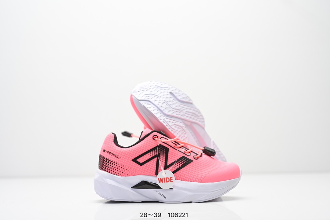 图片[5]-精品童鞋NB New Balance K3205 系列复古休闲运动慢跑鞋休闲小童鞋！原鞋打版 细节完美 采用尼龙及猪巴革麂皮物料拼接构成#中底高弹PU材质及满丁防滑橡胶外底❗上世纪 70 年代的意大利街头风格❗NB新百伦 全新 New 以更纯粹的复古风格设计打造的全新造型。侧身还以解构26设计，将 N 字标志以做旧压花样式呈现，样式别具新意。而麂皮、冲孔皮革的塑造，则呈现出高级怀旧气质，也让鞋款在奢华时装风格与运动氛围之间达到了平衡 尺码：28–39AJP TAF-选品中心