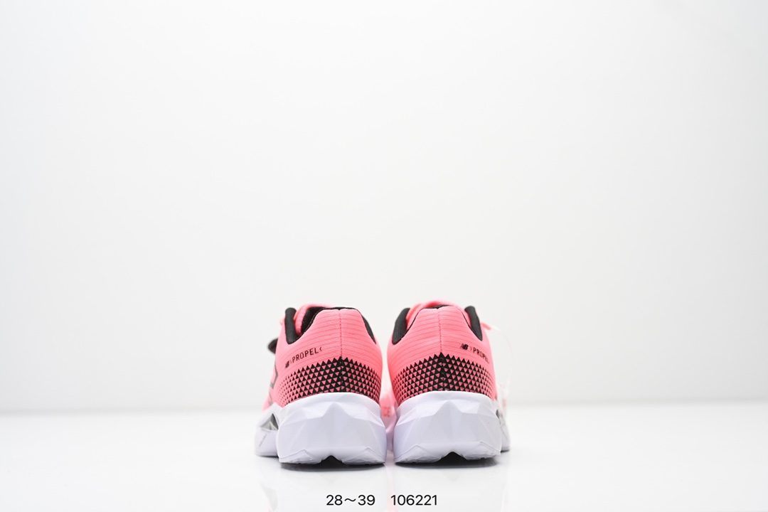 图片[7]-精品童鞋NB New Balance K3205 系列复古休闲运动慢跑鞋休闲小童鞋！原鞋打版 细节完美 采用尼龙及猪巴革麂皮物料拼接构成#中底高弹PU材质及满丁防滑橡胶外底❗上世纪 70 年代的意大利街头风格❗NB新百伦 全新 New 以更纯粹的复古风格设计打造的全新造型。侧身还以解构26设计，将 N 字标志以做旧压花样式呈现，样式别具新意。而麂皮、冲孔皮革的塑造，则呈现出高级怀旧气质，也让鞋款在奢华时装风格与运动氛围之间达到了平衡 尺码：28–39AJP TAF-选品中心