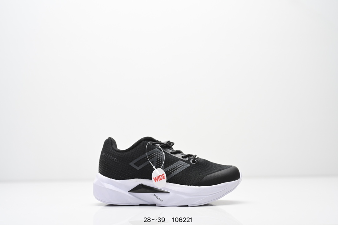 精品童鞋NB New Balance K3205 系列复古休闲运动慢跑鞋休闲小童鞋！原鞋打版 细节完美 采用尼龙及猪巴革麂皮物料拼接构成#中底高弹PU材质及满丁防滑橡胶外底❗上世纪 70 年代的意大利街头风格❗NB新百伦 全新 New 以更纯粹的复古风格设计打造的全新造型。侧身还以解构26设计，将 N 字标志以做旧压花样式呈现，样式别具新意。而麂皮、冲孔皮革的塑造，则呈现出高级怀旧气质，也让鞋款在奢华时装风格与运动氛围之间达到了平衡 尺码：28–39AJP TAF-选品中心