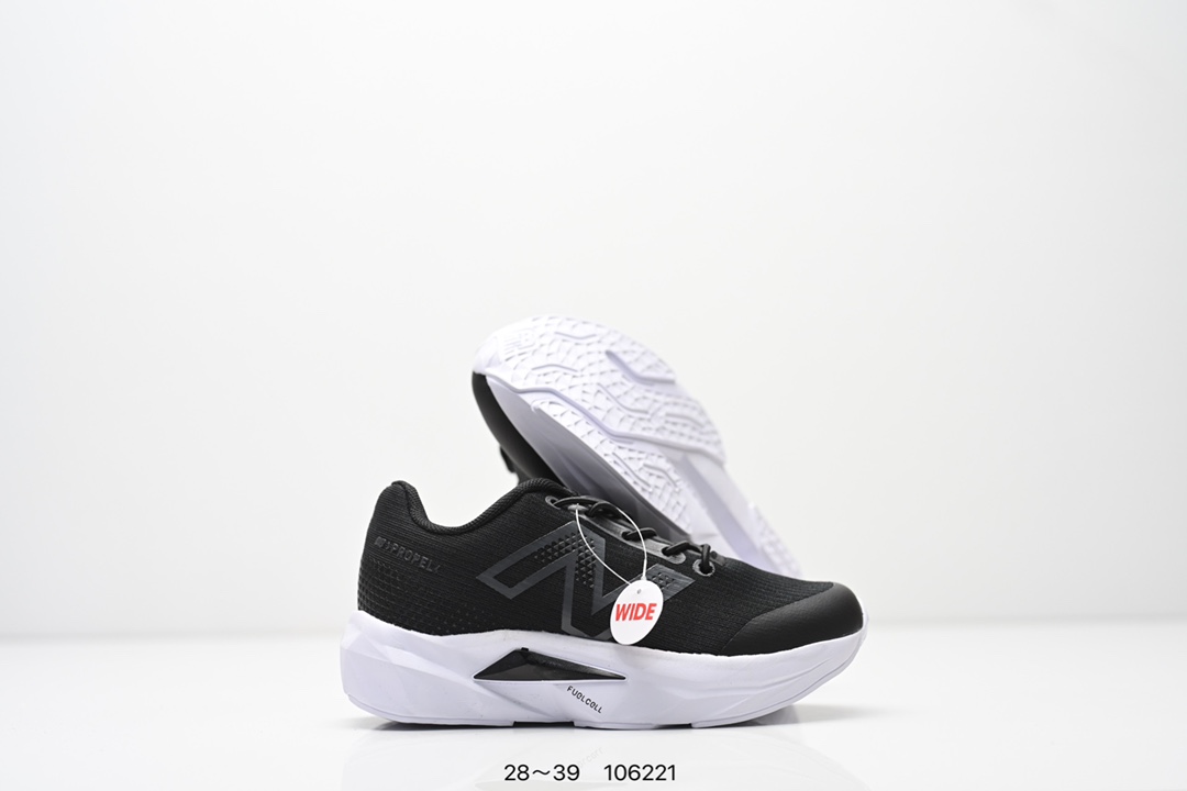 图片[5]-精品童鞋NB New Balance K3205 系列复古休闲运动慢跑鞋休闲小童鞋！原鞋打版 细节完美 采用尼龙及猪巴革麂皮物料拼接构成#中底高弹PU材质及满丁防滑橡胶外底❗上世纪 70 年代的意大利街头风格❗NB新百伦 全新 New 以更纯粹的复古风格设计打造的全新造型。侧身还以解构26设计，将 N 字标志以做旧压花样式呈现，样式别具新意。而麂皮、冲孔皮革的塑造，则呈现出高级怀旧气质，也让鞋款在奢华时装风格与运动氛围之间达到了平衡 尺码：28–39AJP TAF-选品中心