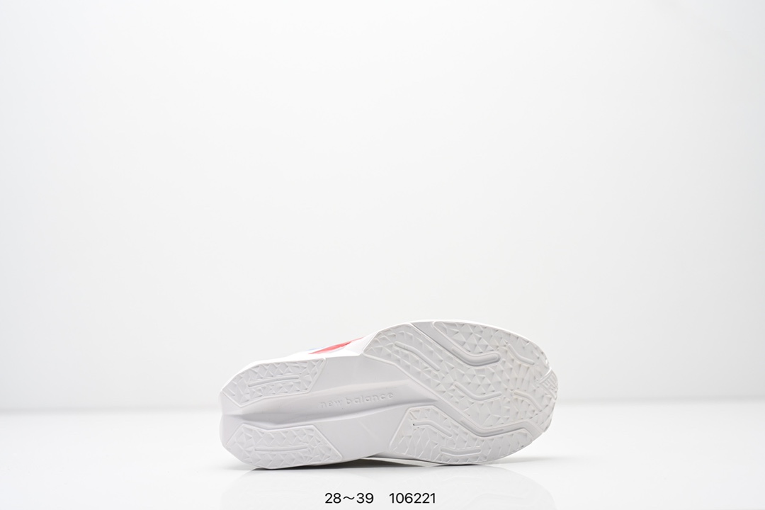 图片[6]-精品童鞋NB New Balance K3205 系列复古休闲运动慢跑鞋休闲小童鞋！原鞋打版 细节完美 采用尼龙及猪巴革麂皮物料拼接构成#中底高弹PU材质及满丁防滑橡胶外底❗上世纪 70 年代的意大利街头风格❗NB新百伦 全新 New 以更纯粹的复古风格设计打造的全新造型。侧身还以解构26设计，将 N 字标志以做旧压花样式呈现，样式别具新意。而麂皮、冲孔皮革的塑造，则呈现出高级怀旧气质，也让鞋款在奢华时装风格与运动氛围之间达到了平衡 尺码：28–39AJP TAF-选品中心