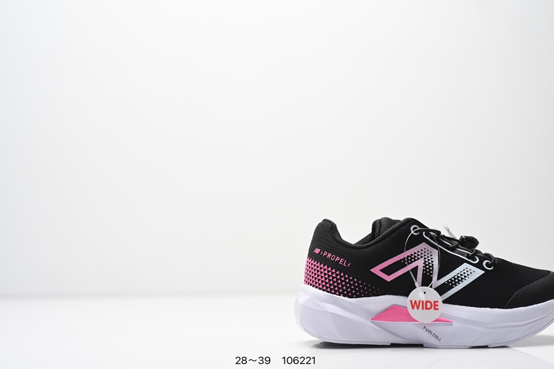 图片[2]-精品童鞋NB New Balance K3205 系列复古休闲运动慢跑鞋休闲小童鞋！原鞋打版 细节完美 采用尼龙及猪巴革麂皮物料拼接构成#中底高弹PU材质及满丁防滑橡胶外底❗上世纪 70 年代的意大利街头风格❗NB新百伦 全新 New 以更纯粹的复古风格设计打造的全新造型。侧身还以解构26设计，将 N 字标志以做旧压花样式呈现，样式别具新意。而麂皮、冲孔皮革的塑造，则呈现出高级怀旧气质，也让鞋款在奢华时装风格与运动氛围之间达到了平衡 尺码：28–39AJP TAF-选品中心