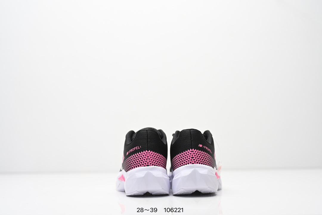 图片[7]-精品童鞋NB New Balance K3205 系列复古休闲运动慢跑鞋休闲小童鞋！原鞋打版 细节完美 采用尼龙及猪巴革麂皮物料拼接构成#中底高弹PU材质及满丁防滑橡胶外底❗上世纪 70 年代的意大利街头风格❗NB新百伦 全新 New 以更纯粹的复古风格设计打造的全新造型。侧身还以解构26设计，将 N 字标志以做旧压花样式呈现，样式别具新意。而麂皮、冲孔皮革的塑造，则呈现出高级怀旧气质，也让鞋款在奢华时装风格与运动氛围之间达到了平衡 尺码：28–39AJP TAF-选品中心