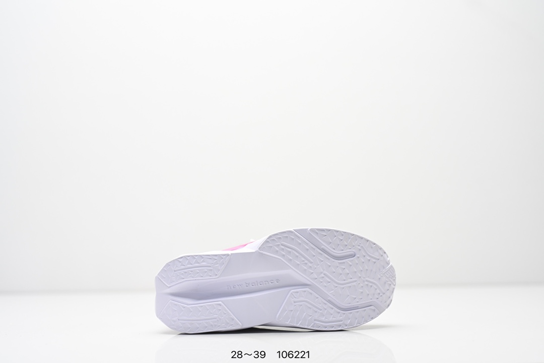 图片[6]-精品童鞋NB New Balance K3205 系列复古休闲运动慢跑鞋休闲小童鞋！原鞋打版 细节完美 采用尼龙及猪巴革麂皮物料拼接构成#中底高弹PU材质及满丁防滑橡胶外底❗上世纪 70 年代的意大利街头风格❗NB新百伦 全新 New 以更纯粹的复古风格设计打造的全新造型。侧身还以解构26设计，将 N 字标志以做旧压花样式呈现，样式别具新意。而麂皮、冲孔皮革的塑造，则呈现出高级怀旧气质，也让鞋款在奢华时装风格与运动氛围之间达到了平衡 尺码：28–39AJP TAF-选品中心