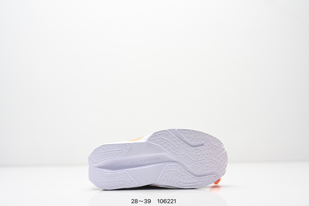 图片[6]-精品童鞋NB New Balance K3205 系列复古休闲运动慢跑鞋休闲小童鞋！原鞋打版 细节完美 采用尼龙及猪巴革麂皮物料拼接构成#中底高弹PU材质及满丁防滑橡胶外底❗上世纪 70 年代的意大利街头风格❗NB新百伦 全新 New 以更纯粹的复古风格设计打造的全新造型。侧身还以解构26设计，将 N 字标志以做旧压花样式呈现，样式别具新意。而麂皮、冲孔皮革的塑造，则呈现出高级怀旧气质，也让鞋款在奢华时装风格与运动氛围之间达到了平衡 尺码：28–39AJP TAF-选品中心