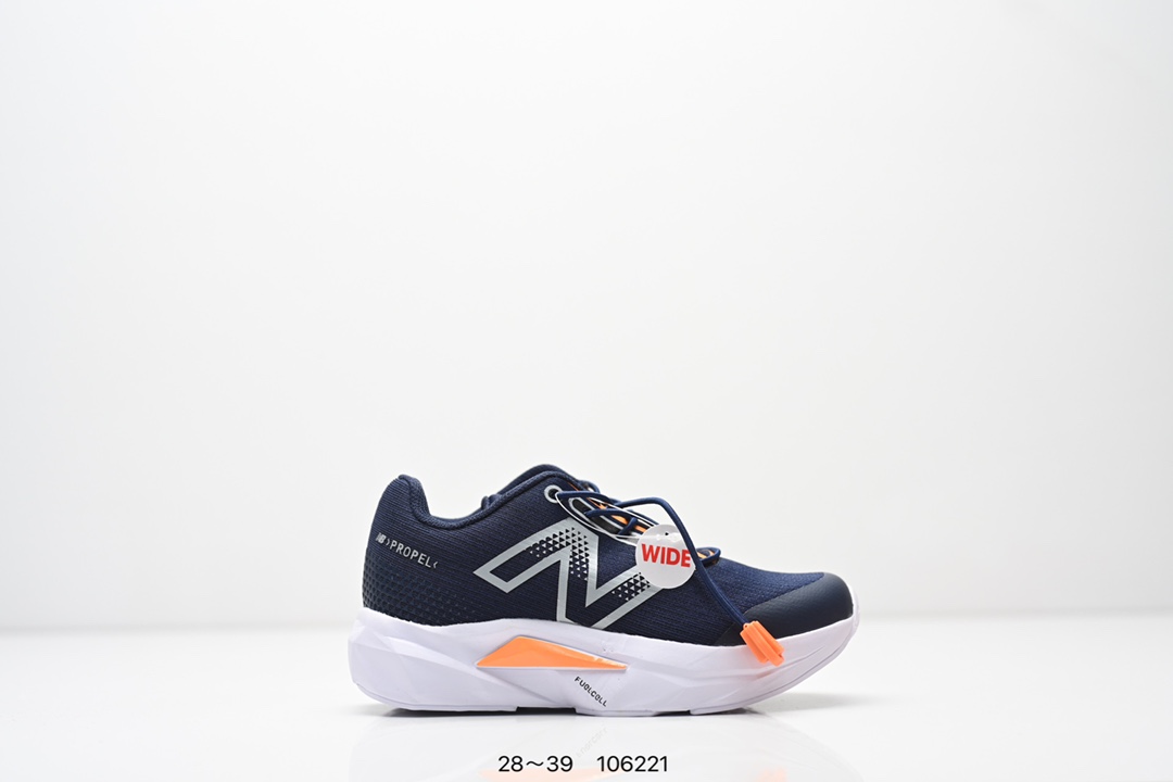 精品童鞋NB New Balance K3205 系列复古休闲运动慢跑鞋休闲小童鞋！原鞋打版 细节完美 采用尼龙及猪巴革麂皮物料拼接构成#中底高弹PU材质及满丁防滑橡胶外底❗上世纪 70 年代的意大利街头风格❗NB新百伦 全新 New 以更纯粹的复古风格设计打造的全新造型。侧身还以解构26设计，将 N 字标志以做旧压花样式呈现，样式别具新意。而麂皮、冲孔皮革的塑造，则呈现出高级怀旧气质，也让鞋款在奢华时装风格与运动氛围之间达到了平衡 尺码：28–39AJP TAF-选品中心