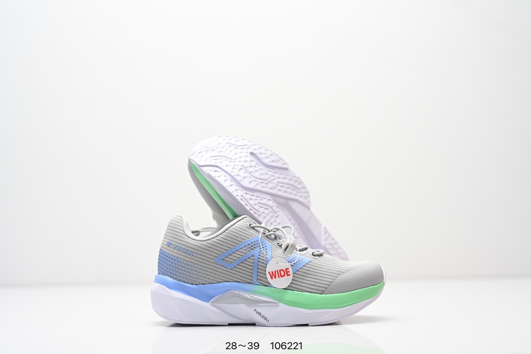 图片[5]-精品童鞋NB New Balance K3205 系列复古休闲运动慢跑鞋休闲小童鞋！原鞋打版 细节完美 采用尼龙及猪巴革麂皮物料拼接构成#中底高弹PU材质及满丁防滑橡胶外底❗上世纪 70 年代的意大利街头风格❗NB新百伦 全新 New 以更纯粹的复古风格设计打造的全新造型。侧身还以解构26设计，将 N 字标志以做旧压花样式呈现，样式别具新意。而麂皮、冲孔皮革的塑造，则呈现出高级怀旧气质，也让鞋款在奢华时装风格与运动氛围之间达到了平衡 尺码：28–39AJP TAF-选品中心