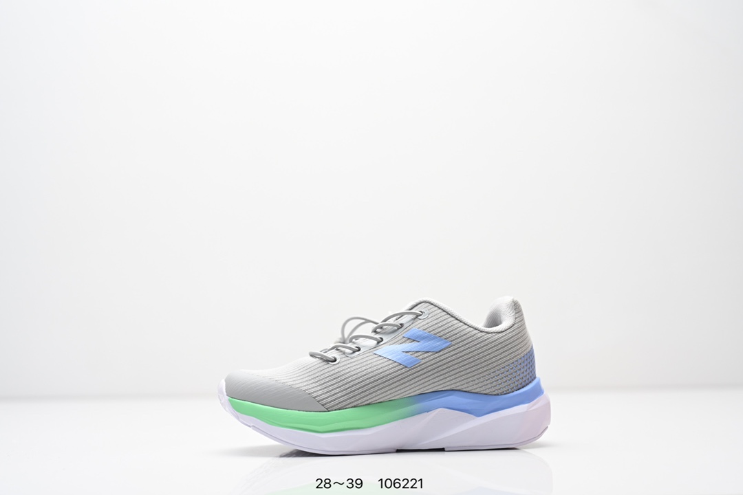 图片[3]-精品童鞋NB New Balance K3205 系列复古休闲运动慢跑鞋休闲小童鞋！原鞋打版 细节完美 采用尼龙及猪巴革麂皮物料拼接构成#中底高弹PU材质及满丁防滑橡胶外底❗上世纪 70 年代的意大利街头风格❗NB新百伦 全新 New 以更纯粹的复古风格设计打造的全新造型。侧身还以解构26设计，将 N 字标志以做旧压花样式呈现，样式别具新意。而麂皮、冲孔皮革的塑造，则呈现出高级怀旧气质，也让鞋款在奢华时装风格与运动氛围之间达到了平衡 尺码：28–39AJP TAF-选品中心