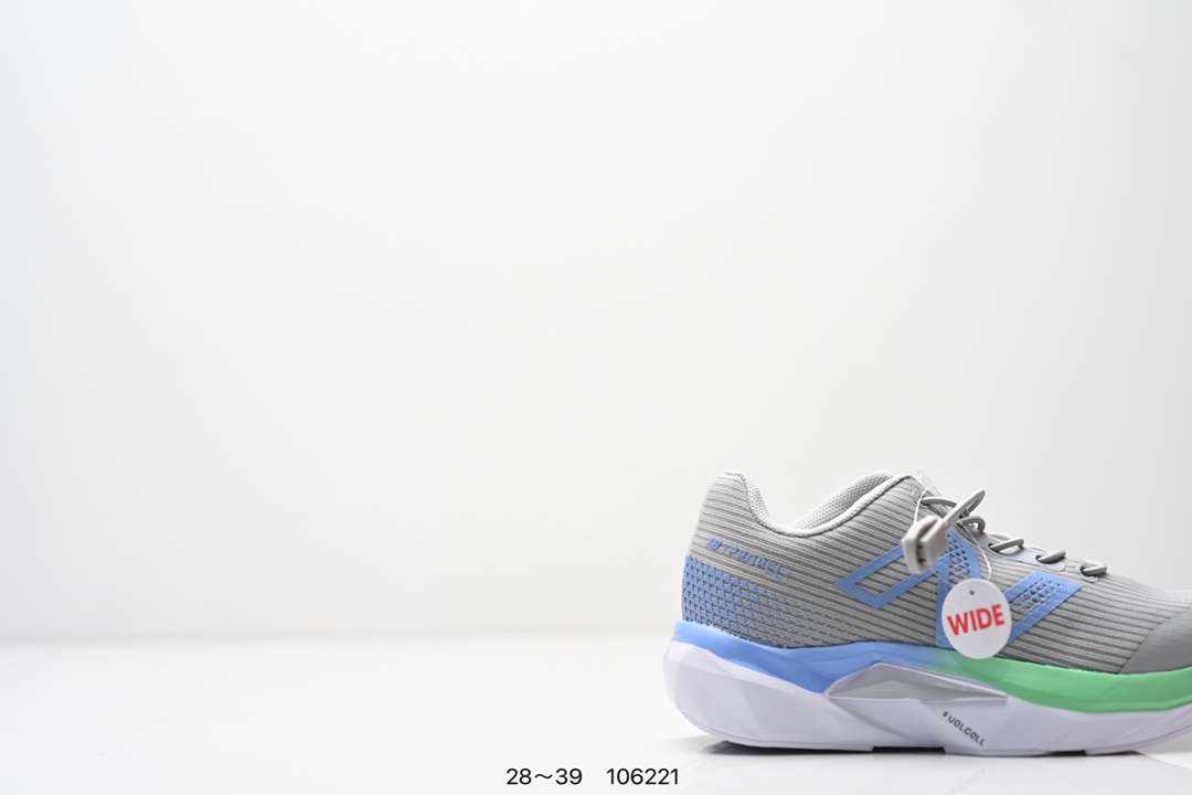 图片[2]-精品童鞋NB New Balance K3205 系列复古休闲运动慢跑鞋休闲小童鞋！原鞋打版 细节完美 采用尼龙及猪巴革麂皮物料拼接构成#中底高弹PU材质及满丁防滑橡胶外底❗上世纪 70 年代的意大利街头风格❗NB新百伦 全新 New 以更纯粹的复古风格设计打造的全新造型。侧身还以解构26设计，将 N 字标志以做旧压花样式呈现，样式别具新意。而麂皮、冲孔皮革的塑造，则呈现出高级怀旧气质，也让鞋款在奢华时装风格与运动氛围之间达到了平衡 尺码：28–39AJP TAF-选品中心