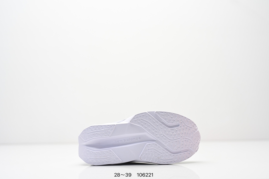 图片[6]-精品童鞋NB New Balance K3205 系列复古休闲运动慢跑鞋休闲小童鞋！原鞋打版 细节完美 采用尼龙及猪巴革麂皮物料拼接构成#中底高弹PU材质及满丁防滑橡胶外底❗上世纪 70 年代的意大利街头风格❗NB新百伦 全新 New 以更纯粹的复古风格设计打造的全新造型。侧身还以解构26设计，将 N 字标志以做旧压花样式呈现，样式别具新意。而麂皮、冲孔皮革的塑造，则呈现出高级怀旧气质，也让鞋款在奢华时装风格与运动氛围之间达到了平衡 尺码：28–39AJP TAF-选品中心