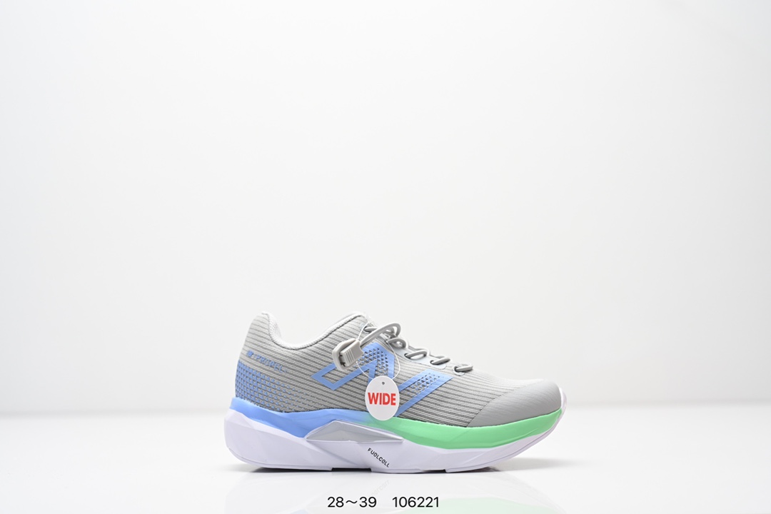 集合 精品童鞋NB New Balance K3205 系列复古休闲运动慢跑鞋休闲小童鞋！原鞋打版 细节完美 采用尼龙及猪巴革麂皮物料拼接构成#中底高弹PU材质及满丁防滑橡胶外底❗上世纪 70 年代的意大利街头风格❗NB新百伦 全新 New 以更纯粹的复古风格设计打造的全新造型。侧身还以解构26设计，将 N 字标志以做旧压花样式呈现，样式别具新意。而麂皮、冲孔皮革的塑造，则呈现出高级怀旧气质，也让鞋款在奢华时装风格与运动氛围之间达到了平衡 尺码：28–39AJP TAF-选品中心