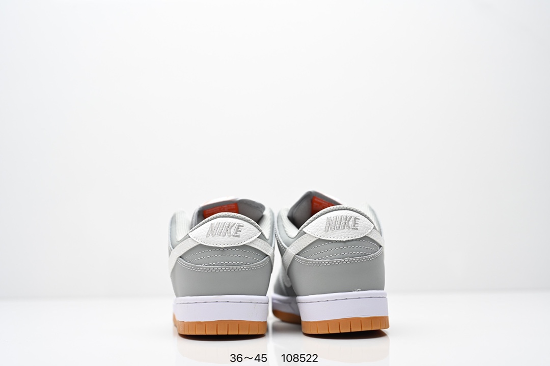 💰150
耐克Nike SB Dunk Low 扣篮系列 复古低帮休闲运动滑板板鞋。采用脚感柔软舒适ZoomAir气垫，有效吸收滑板等极限运动在落地时带来的冲击力，为街头运动者们提供更好的保护。
货号：DV5464-001
尺码：36-45
ID:108522