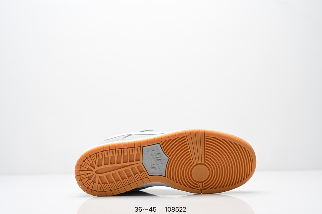 💰150
耐克Nike SB Dunk Low 扣篮系列 复古低帮休闲运动滑板板鞋。采用脚感柔软舒适ZoomAir气垫，有效吸收滑板等极限运动在落地时带来的冲击力，为街头运动者们提供更好的保护。
货号：DV5464-001
尺码：36-45
ID:108522