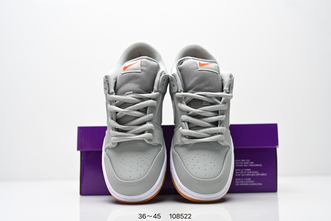 💰150
耐克Nike SB Dunk Low 扣篮系列 复古低帮休闲运动滑板板鞋。采用脚感柔软舒适ZoomAir气垫，有效吸收滑板等极限运动在落地时带来的冲击力，为街头运动者们提供更好的保护。
货号：DV5464-001
尺码：36-45
ID:108522