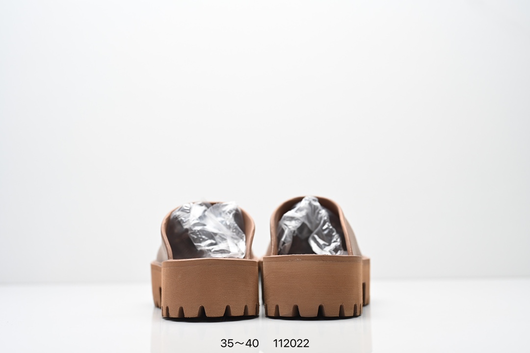 💰150
❗️经典意大利时装奢饰品牌·古驰GUCCI Elea Logo Slip On Sandal 埃利亚系列夏穆勒风季沙滩涉水百搭潮流休闲运动洞洞包头露跟拖鞋式凉鞋663577 JFB00 9022

码数：35 36 37 38 39 40
编号：112022