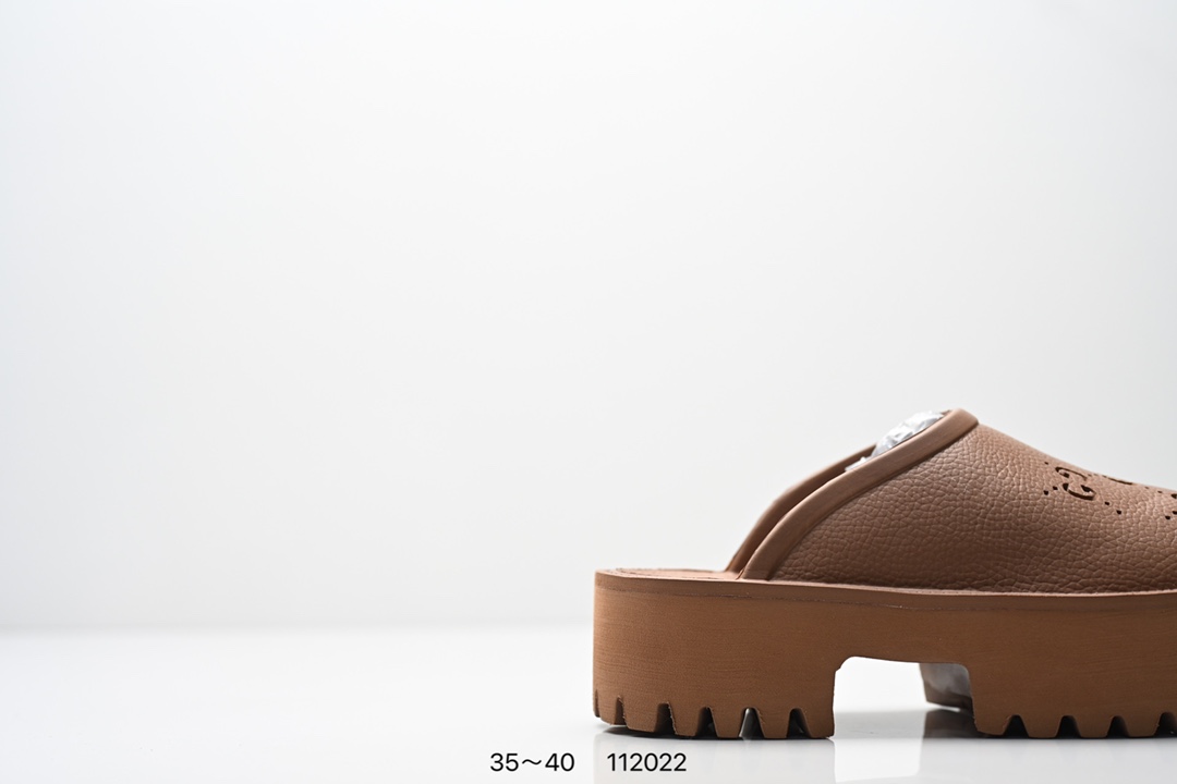 💰150
❗️经典意大利时装奢饰品牌·古驰GUCCI Elea Logo Slip On Sandal 埃利亚系列夏穆勒风季沙滩涉水百搭潮流休闲运动洞洞包头露跟拖鞋式凉鞋663577 JFB00 9022

码数：35 36 37 38 39 40
编号：112022