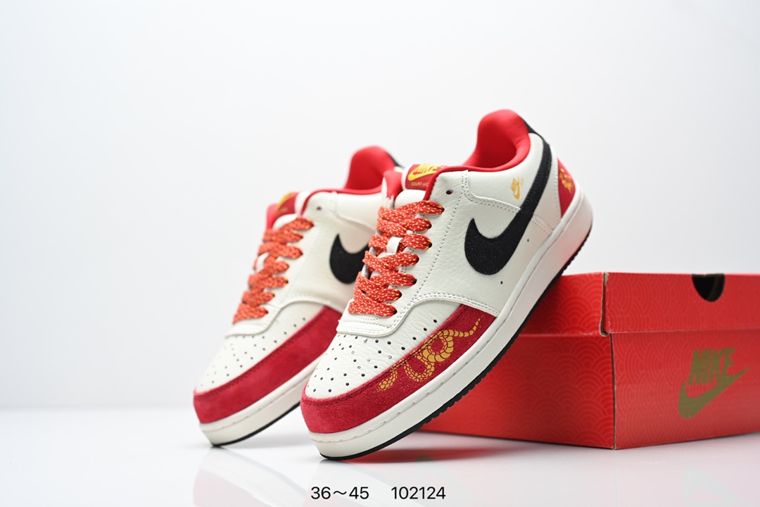 💰160
耐克Nike Air Force 1 Low  空军一号低帮百搭休闲运动板鞋。柔软、弹性十足的缓震性能和出色的中底设计，横跨复古与现代的外型结合，造就出风靡全球三十多年的Force 1。
货号：FV8110 181
尺码：如图所示
编码：102124