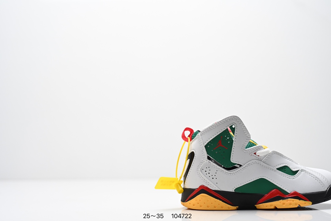 图片[2]-童鞋 Travis Scott Air Jordan 6 British Khaki 夜光反光篮球鞋 全新的 Travis Scott x Air Jordan 6 采用了不同于前作的翻毛皮材质，以棕色色调贯穿全身。红色 Jumpman Logo 居中点缀，鞋舌侧边缀有 Travis Scott Logo，并且极具工装韵味，很好穿搭极具街头辨识度。细节设计与此前大不相同，鞋帮内侧位置以拉链设计妆点，中底上缀有 Travis Scott 经典的笑脸 Logo。最后以乳白色水晶大底收尾，并缀以笑脸 Logo 和镜像的 Travis Scott 字样，完善整体造型设计。 货号：DH0690-200 尺码：25～35-选品中心